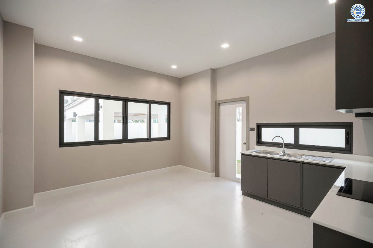 บ้านมือสองตกแต่งใหม่ โครงการ กฤษดานคร20 ปิ่นเกล้า-บรมราชชนนี บ้านหลังมุม ติดทะเลสาบ บนเนื้อที่กว้างมากถึง 238 ตร.ว. ตกแต่งด้วยวัสดุเกรดพรีเมี่ยม ฟังก์ชัน 5 ห้องนอน 6 ห้องน้ำ 1 ห้องอเนกประสงค์ 4 ที่จอดรถ พร้อมทั้งเปลี่ยนระบบไฟฟ้า สุขาภิบาล ทำเลศักยภาพ ติดถนนบรมราชชนนี ใกล้มหาวิทยาลัยมหิดล และเพียง 10 นาทีถึงเซ็นทรัล ปิ่นเกล้า